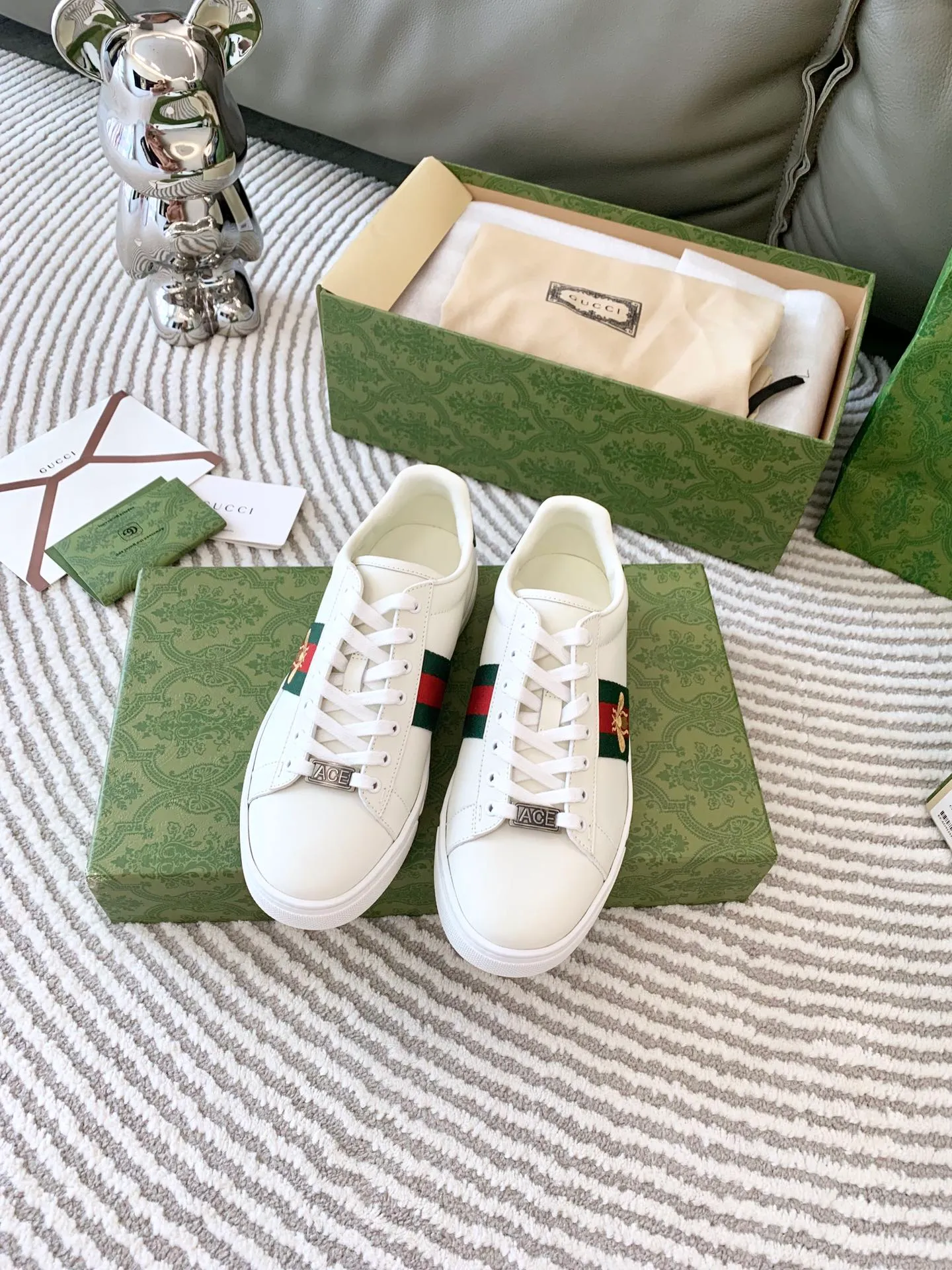 👟👟Ex-factory price 540👟👟 Men's size +10 Top version: Gucci G family classic Ace series Embroidery Little Bee White Shoes Couple Style Ribbon Love Casual Sports Shoes Sneakers Original Purchase Development Production This brand's classic low-top sports shoes interweave golden embroidered bees with red and green webbing. The bee is a classic element of the brand. It appeared in the Gucci ready-to-wear series in the 1970s. Exquisite packaging at the delivery counter🛍📦 ▪️Fabrics: Original custom imported first-layer cowhide ▪️Foots: Original custom cowhide lining ▪️Sole: Original open-molded rubber non-slip material ▪️Sole thickness: 2.5CM ▪️Size: Women's 34-41 (customized 34/41) ▪️Size: Men's 38-46 (38/46 customized)